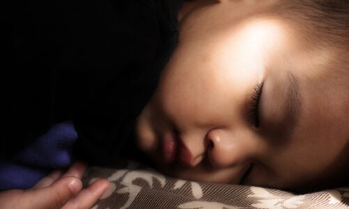 Nocne zmory u maluchów – co jest ich przyczyną i jak je zwalczać?