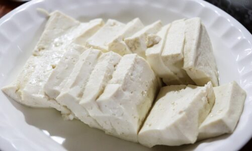 Tofu – bezmięsna alternatywa bogata w białko i wapń, znana jako sojowy twaróg