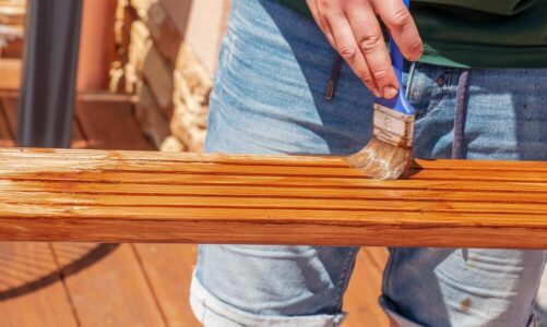 Jaki impregnat do drewna na zewnątrz wybrać? Ranking najlepszych produktów