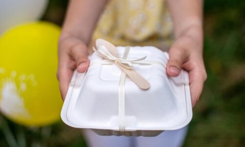 Prezent na komunię dla dziewczynki od chrzestnej – co wybrać?